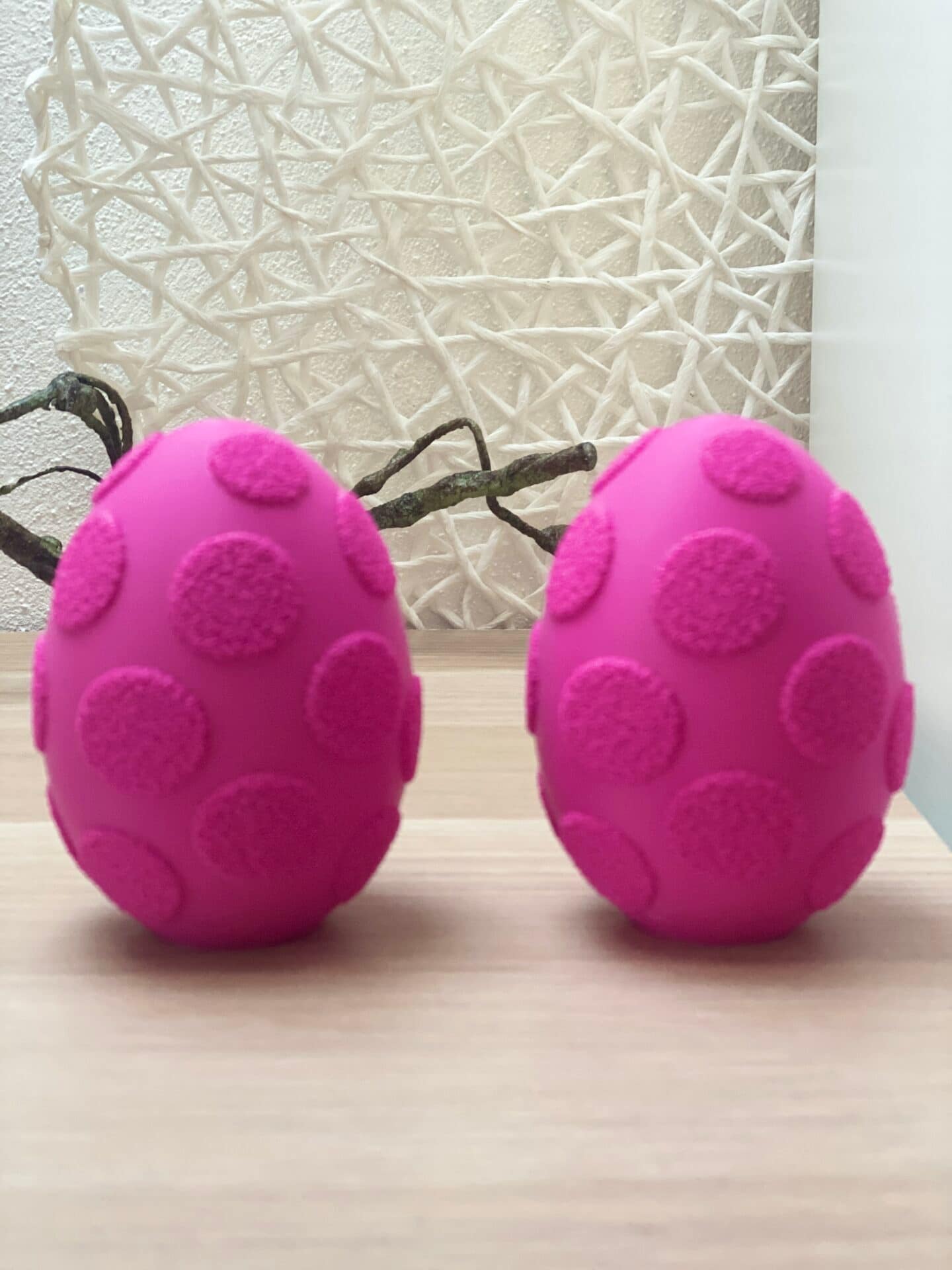 Osterei mit flauschig aussehenden Punkten – Bild 3