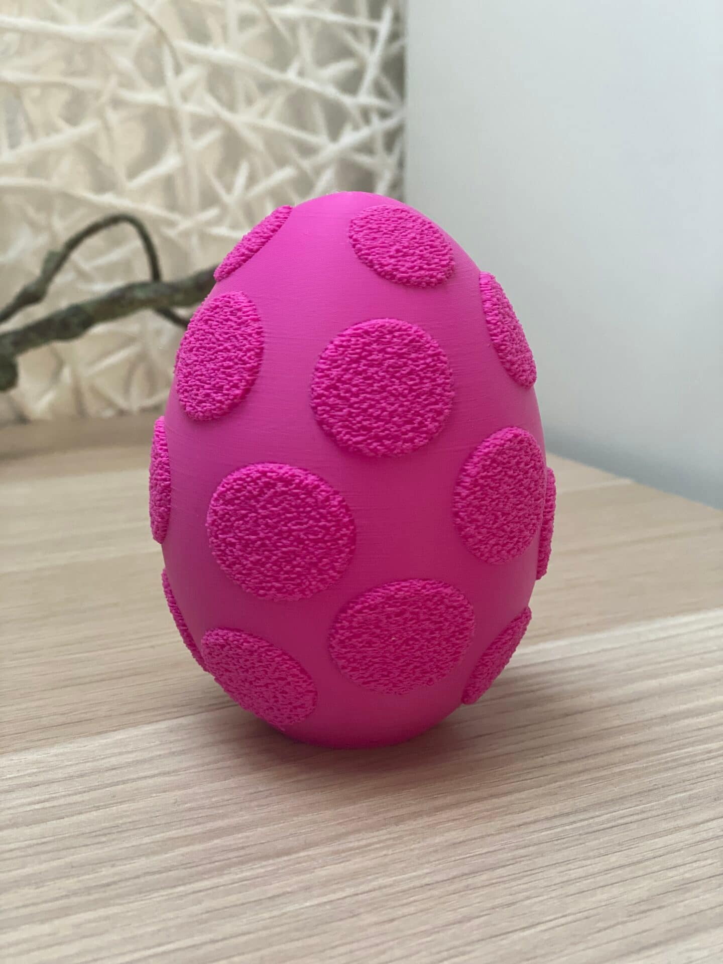 Osterei mit flauschig aussehenden Punkten – Bild 4