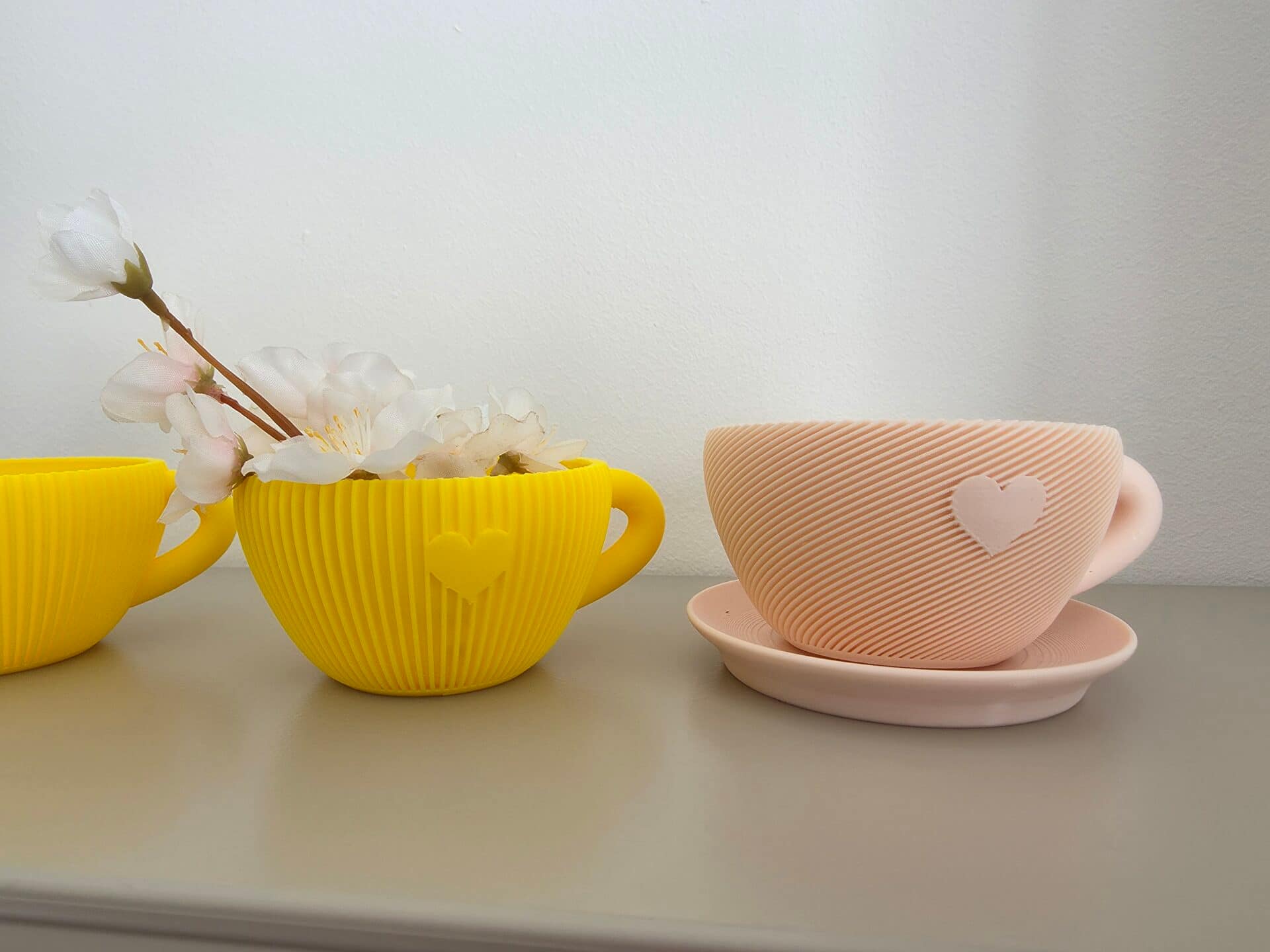 Dekorative Tasse mit Teller (auch als Set)